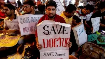 ഡോക്ടര്‍മാരുടെ ദേശീയ പണിമുടക്ക് തുടങ്ങി: പിന്തുണയുമായി കേരളത്തിലെ ഡോക്ടര്‍മാരും; അത്യാഹിത വിഭാഗങ്ങളെ ഒഴിവാക്കി