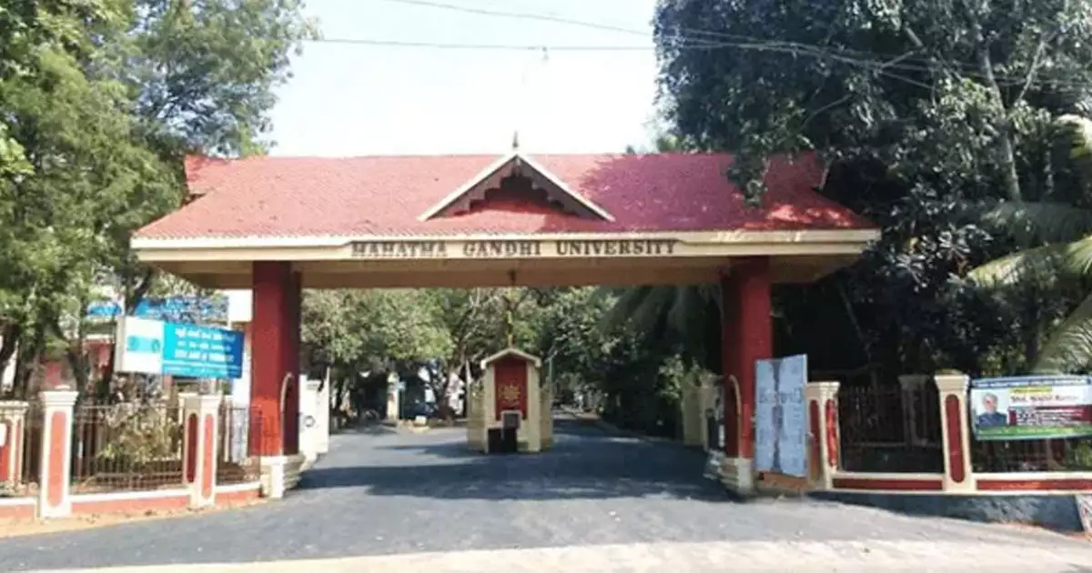 മാർക്ക്ദാന വിവാദം; സ്പെഷ്യൽ മോഡറേഷൻ പിൻവലിച്ചിട്ട് ഒരു മാസം; സർട്ടിഫിക്കറ്റുകൾ തിരികെ വാങ്ങാതെ സര്വകലാശാല അധികൃതര്