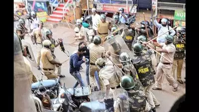 മലയാളി മാധ്യമ പ്രവര്‍ത്തകരുടെ അറസ്റ്റ്: സംസ്ഥാനത്ത് മാധ്യമ പ്രവര്‍ത്തകരുടെ പ്രതിഷേധ പ്രകടനം