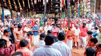 സർക്കാർ നിർദേശങ്ങൾ വകവച്ചില്ല; കുരുംബക്കാവിൽ ഭരണി മഹോത്സവത്തിന് എത്തിയത് 1500 ഓളം പേർ