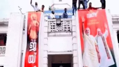 പാലക്കാട് നഗരസഭ കെട്ടിടത്തില്‍ ജയ് ശ്രീറാം ഫ്ള​ക്സ് തൂ​ക്കി​യ സം​ഭ​വം; നാല് ബി.ജെ.പി പ്രവര്‍ത്തകരെ അറസ്റ്റ് ചെയ്ത് വിട്ടയച്ചു
