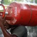 പശ്ചിമേഷ്യന്‍ യുദ്ധത്തില്‍ നട്ടംതിരിയുന്നത് രാജ്യത്തെ അടുക്കളകളും; എല്‍പിജി വില കൂട്ടലിന് പിന്നാലെ ക്ഷാമവും; ഗാര്‍ഹിക സിലിണ്ടര്‍ ബുക്കിങ്ങിന് 25 ദിവസത്തെ ഇടവേള; പ്രതിസന്ധിയില്‍ അടച്ചുപൂട്ടുന്ന ഹോട്ടലുകള്‍