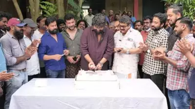 'വോയ്‌സ് ഓഫ് സത്യനാഥന്‍' സെറ്റില്‍ ദിലീപിനൊപ്പം കേക്ക് മുറിച്ച് ആഘോഷിച്ച് ജോജു