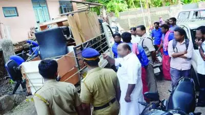 നോക്കുകൂലി വാങ്ങിയാല്‍ കേസ്, ഡിജിപിയോട് സര്‍ക്കുലര്‍ ഇറക്കാന്‍ ഹൈക്കോടതി നിര്‍ദ്ദേശം