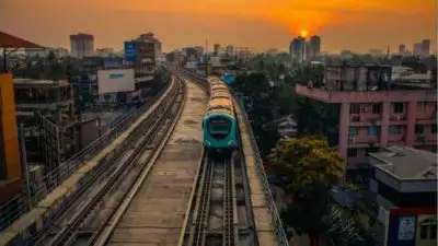 വഴിയില്‍ കുടുങ്ങിയ മെട്രോ ട്രെയിന്‍ മറ്റൊരു ട്രെയിനില്‍ കെട്ടിവലിച്ച് മുട്ടം യാര്‍ഡിലേക്ക് മാറ്റി; സാങ്കേതിക തകരാര്‍ പരിഹരിച്ച് കൊച്ചി മെട്രോ സാധാരണ നിലയില്‍