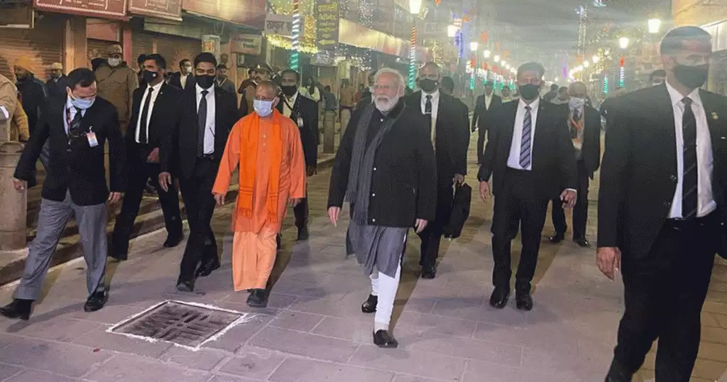 അര്ദ്ധരാത്രിയില് നഗര പ്രദക്ഷിണം; യോഗിക്ക് ഒപ്പം വാരണാസി ചുറ്റിക്കണ്ട് മോദി