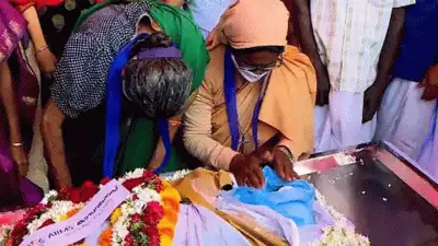 കാസര്‍ഗോഡ്  എന്‍ഡോസള്‍ഫാന്‍ മേഖലയില്‍ മരിച്ച കുഞ്ഞിന്‍റെ മൃതദേഹവുമായി മാതാപിതാക്കളുടെ  പ്രതിഷേധം