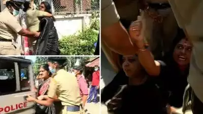 കറുത്ത സാരിയില്‍ മഹിള മോര്‍ച്ച പ്രവര്‍ത്തകര്‍; ക്ലിഫ് ഹൗസിന് മുന്നില്‍ പ്രതിഷേധം, രണ്ട് പേര്‍ അറസ്റ്റില്‍
