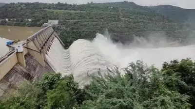 ജലനിരപ്പ് ഉയരുന്നു; മുല്ലപ്പെരിയാറിലെ മുഴുവന്‍ ഷട്ടറുകളും തുറന്നു