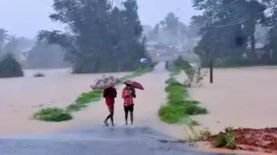 പൊന്മുടിയില്‍ മണ്ണിടിച്ചില്‍; ഗതാഗത തടസ്സം, തൊഴിലാളി ലയങ്ങള്‍ ഒറ്റപ്പെട്ടു