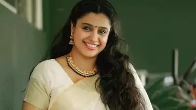 ​'ഗ്ലാമറസ് വേഷങ്ങൾ ചെയ്യുന്നതിൽ എന്താണ് തെറ്റ്'; അവതാരകൻ്റെ ചോദ്യങ്ങൾക്ക് മറുപടി നൽകി സംയുക്ത മേനോൻ