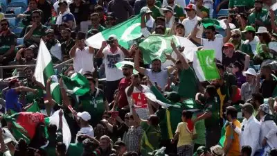 അഫ്ഗാൻ ആരാധകരും ടീമും ഒന്നും രക്ഷപെടാത്തത് ഈ സ്വഭാവം കാരണമെന്ന് അക്തർ, പറയുന്ന മക്കൾ പിന്നെ സ്വഭാവത്തിന് കൂടിയ ഗ്രേഡ് മേടിച്ചവരാണല്ലോ എന്ന് മുൻ അഫ്ഗാൻ  സിഇഒ ഷഫീഖ്; ഗാലറിയിൽ നടന്നത് ചോരക്കളി