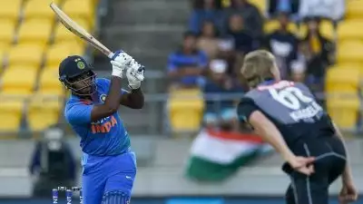 ഞങ്ങൾക്ക് നിങ്ങളെ മനസ്സിലാകുന്നില്ല ബി.സി.സി.ഐ,  ഇരട്ടത്താപ്പിന്റെ പര്യായമായ ടീം സെലക്ഷൻ; സഞ്ജുവിന്റെ കാര്യത്തിലും ഇരട്ടനീതി