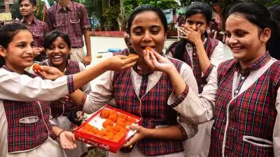 സി.ബി.എസ്.ഇ പന്ത്രണ്ടാം ക്ലാസ് പരീക്ഷാഫലം പ്രഖ്യാപിച്ചു; രാജ്യത്തെ ഏറ്റവും ഉയര്‍ന്ന വിജയശതമാനം തിരുവനന്തപുരത്ത്