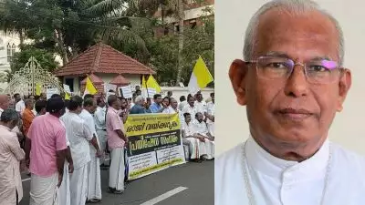 മാര്‍പാപ്പയുടെ ഉത്തരവുകള്‍ നടപ്പിലാക്കാന്‍ കഴിയുന്നില്ലെങ്കില്‍ മാര്‍ ആന്‍ഡ്രൂസ് താഴത്ത്  സ്ഥാനമൊഴിയണം ;  ബിഷപ്പ് ഹൗസിന് മുമ്പില്‍ അല്‍മായ പ്രതിഷേധ സംഗമം