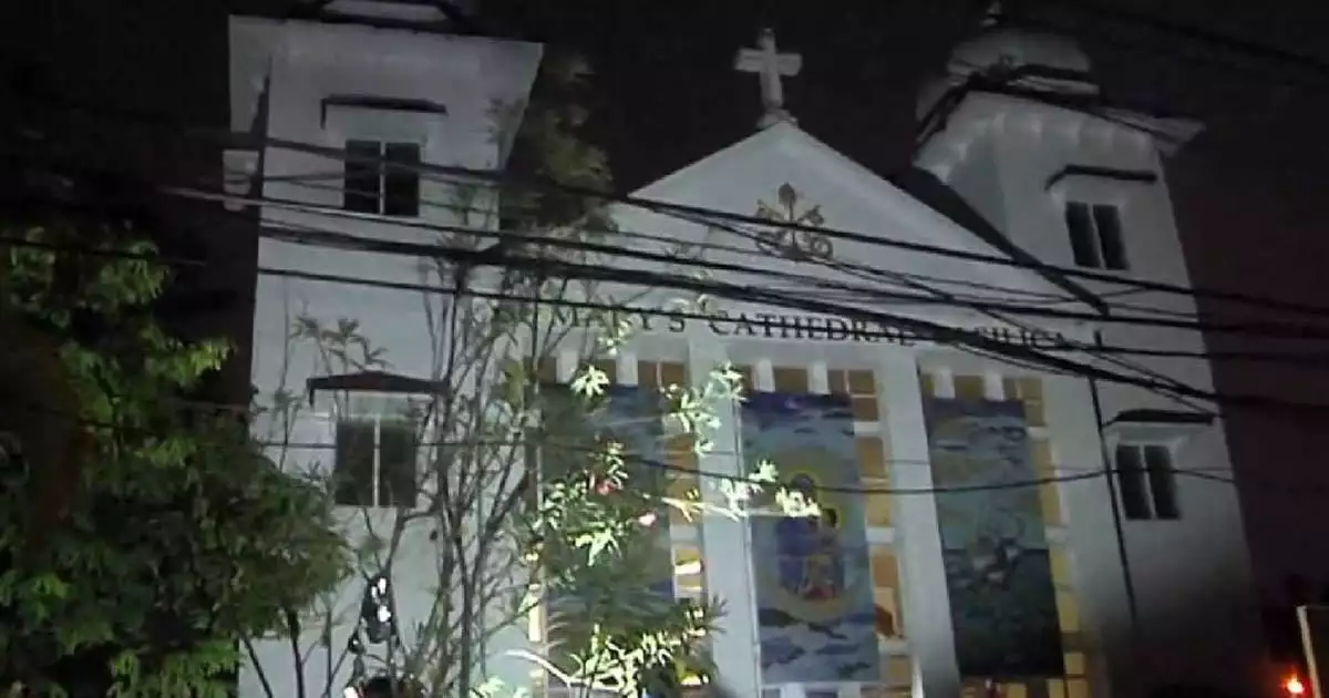 സംഘർഷത്തെ തുടർന്ന് അടച്ചിട്ട എറണാകുളം സെന്റ് മേരിസ് ബസലിക്കയിൽ പൊലീസ് കാവലിൽ വികാരി ചുമതലയേറ്റു