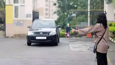 കാർ കടം വാങ്ങുന്നതും ലിഫ്റ്റ് കൊടുക്കുന്നതും കുറ്റകരം; അറിഞ്ഞിരിക്കേണ്ട ചില ട്രാഫിക് നിയമങ്ങൾ !