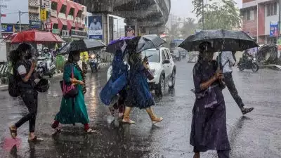 കേരളത്തില്‍ ഇടി മിന്നലോടു കൂടിയ മഴ തുടരും; ഇന്ന് മൂന്നു ജില്ലകളില്‍ യെല്ലോ അലര്‍ട്ട്; മധ്യകേരളത്തില്‍ മഴകൂടും