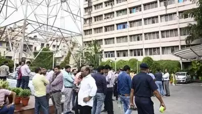 ഡൽഹിയിൽ ഭൂചലനം; വീടുകളിൽ നിന്നും ഇറങ്ങിയോടി ആളുകൾ