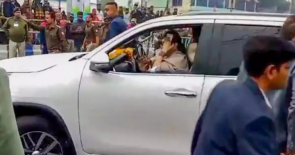 പശ്ചിമബംഗാള് മുഖ്യമന്ത്രിയുടെ കാര് അപകടത്തില്പ്പെട്ടു; നെറ്റിക്ക് പരിക്കേറ്റ മമത ബാനര്ജി ആശുപത്രിയില്