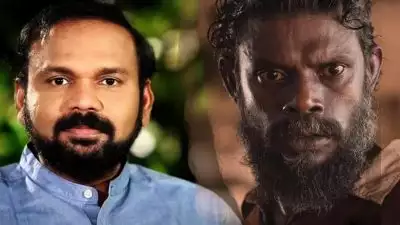 സന്തോഷ് ജോര്‍ജിനെ നമ്പരുത്; ലോകത്തിന്റെ സ്വകാര്യതയിലേക്ക് ക്യാമറയിലൂടെ ഒളിഞ്ഞു നോക്കി, ആ കാശു കൊണ്ട് കുടുംബം പോറ്റുന്നവന്‍; അധിക്ഷേപിച്ച് വിനായകന്‍