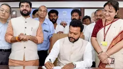 21 തവണ 'ഓം ശ്രീറാം' എഴുതി, കർമ്മങ്ങൾ നടത്തി; ടിഡിപി മന്ത്രി കിഞ്ജരാപ്പു റാം മോഹൻ നായിഡു വ്യോമയാന മന്ത്രിയായി ചുമതലയേറ്റു