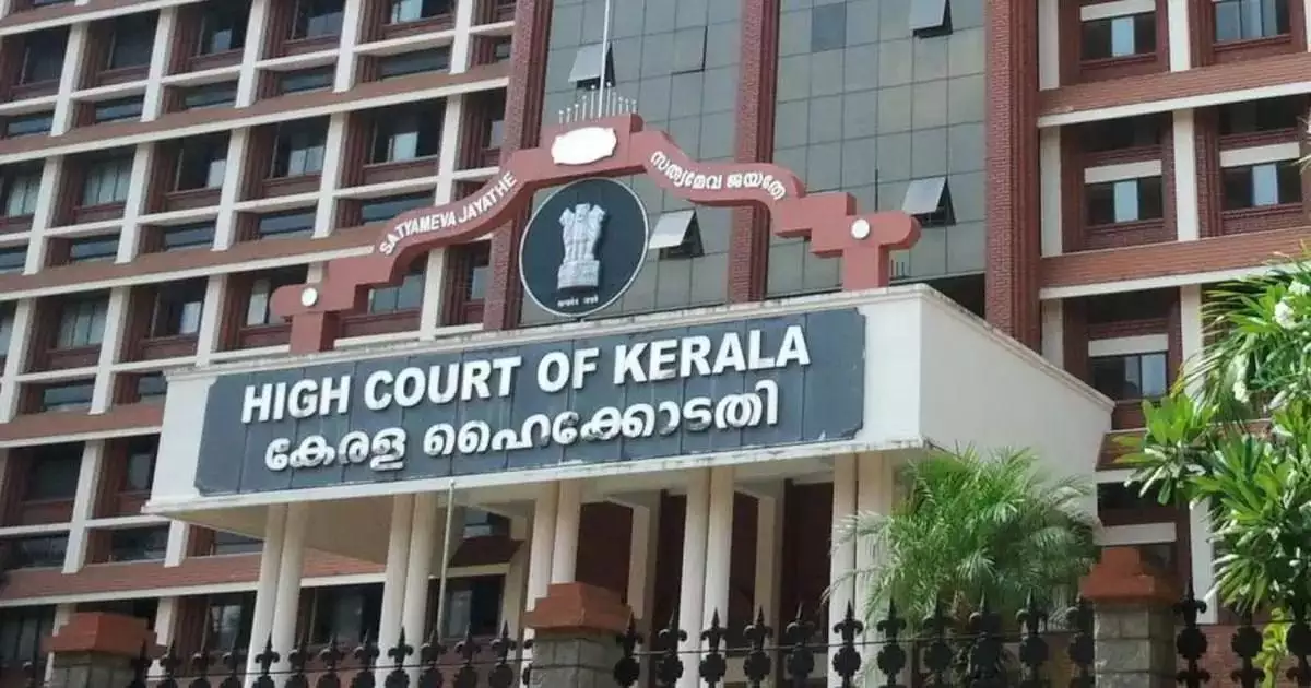 'പറഞ്ഞ് മടുത്തു, ഒരു മാസ്റ്റര് പ്ലാൻ വേണ്ടേ?' കൊച്ചിയിലെ കാനകളുടെ ശുചീകരണത്തിൽ ഹൈക്കോടതിയുടെ രൂക്ഷ വിമർശനം
