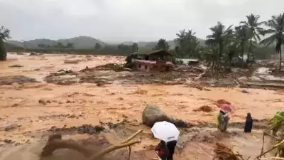 പുഴയിലൂടെ ഒഴുകിയെത്തുന്നത് അറ്റുപോയ ശരീരഭാഗങ്ങൾ! വയനാടൻ ഉരുൾപൊട്ടലിന്റെ തീവ്രത പേറി മലപ്പുറത്തെ ചാലിയാർ പുഴ