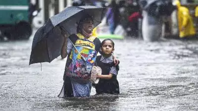 സംസ്ഥാനത്ത് അഞ്ച് ജില്ലകളിലെ വിദ്യാഭ്യാസ സ്ഥാപനങ്ങള്‍ക്ക് നാളെ അവധി; മൂന്ന് ജില്ലകളില്‍ നാളെ റെഡ് അലര്‍ട്ട്; ബീച്ചിലേക്കുള്ള യാത്ര പൂര്‍ണമായും ഒഴിവാക്കുക