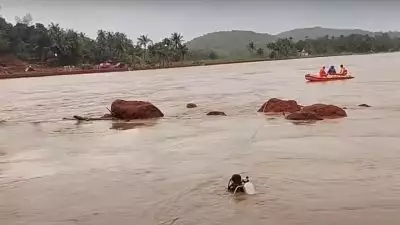 അർജുനായി പുഴയിലിറങ്ങി മൽപേയും സംഘവും; കാലാവസ്ഥയുടെ പേരിൽ രക്ഷാദൗത്യത്തിൽ നിന്ന് പിന്മാറരുതെന്ന് മന്ത്രി മുഹമ്മദ് റിയാസ്