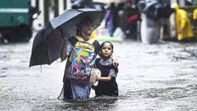 സംസ്ഥാനത്ത് മഴ അവസാനിക്കുന്നില്ല, ന്യൂനമര്‍ദ്ദപാത്തി കേരള തീരത്തും; ശക്തമായ കാറ്റിന് സാധ്യത, ജാഗ്രതാ നിര്‍ദ്ദേശങ്ങള്‍ പുറപ്പെടുവിച്ച് കാലാവസ്ഥ വകുപ്പ്