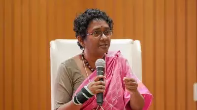 ഭര്‍ത്താവിന്റെ കൈയില്‍ നിന്നും ഭാര്യ ചീഫ് സെക്രട്ടറി പദം ഏറ്റുവാങ്ങും; ശാരദാ മുരളീധരനെ നിയമിക്കാന്‍ മന്ത്രിസഭ തീരുമാനം