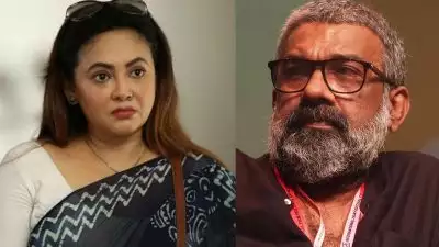 ആദ്യം വളയില്‍ തൊട്ടു, പിന്നെ തലോടാന്‍ തുടങ്ങി, കഴുത്തിലേക്ക് കൈ നീണ്ടു; സംവിധായകന്‍ രഞ്ജിത്ത് മോശമായി പെരുമാറി; ആരോപണവുമായി നടി