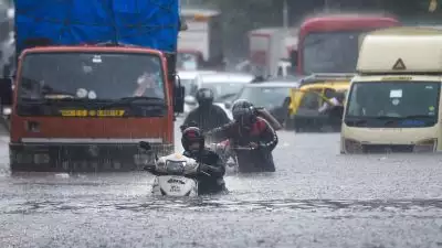 കനത്ത മഴയിൽ മുംബൈ ജനജീവിതം സ്തംഭിച്ചു; വിമാനങ്ങൾ വഴിതിരിച്ചുവിട്ടു, ട്രെയിൻ സർവീസുകൾ തടസ്സപ്പെട്ടു