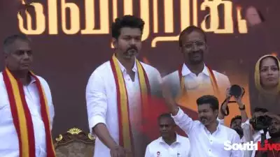 വില്ലുപുരത്ത് 'വിജയാരവം'; തമിഴക വെട്രി കഴകത്തിന്റെ ആദ്യ സമ്മേളനം ആരംഭിച്ചു, റാംപിലൂടെ നടന്ന് മാസ് എന്‍ട്രിയായി വിജയ്