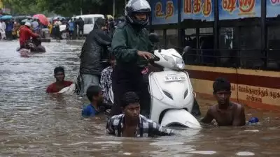 ചെന്നൈ വെള്ളപ്പൊക്കത്തിലും കൈയടി മലയാളികള്‍ക്ക്; അവശ്യ സാധനങ്ങള്‍ വിറ്റത് പത്തിരട്ടി വിലയ്ക്ക്; കരിഞ്ചന്തയില്‍ കരകാണാതെ ജനം