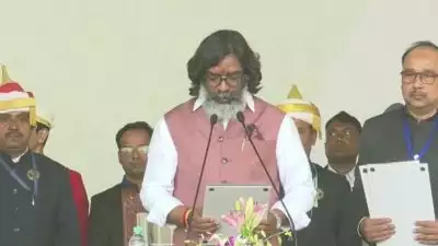 തുടർച്ചയായി രണ്ടാം തവണയും വിജയിക്കുന്ന ഏക നേതാവ്; പതിനാലാമത്തെ മുഖ്യമന്ത്രിയായി സത്യപ്രതിജ്ഞ ചെയ്‌ത്‌ ഹേമന്ത് സോറൻ, പുതിയ മന്ത്രിസഭ അധികാരമേറ്റു
