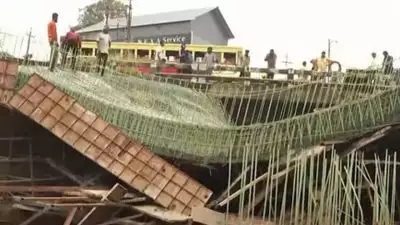 കൊല്ലത്ത് നിർമ്മാണത്തിലിരുന്ന പാലം തകർന്ന് വീണു; കോൺക്രീറ്റ് ജോലി നടക്കുന്നതിനിടെ അപകടം