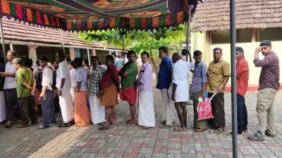 പാ​ല​ക്കാ​ട് പോളിങ് മന്ദഗതിയിൽ; നഗരത്തിലെ ബൂത്തുകളിൽ പോളിങ് കുറവ്, ഗ്രാമങ്ങളിൽ വോട്ടർമാരുടെ നീണ്ടനിര