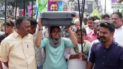 പാലക്കാട് ട്രോളി ബാ​ഗുമായി കോൺഗ്രസ് ആഘോഷം; ട്രോളി തലയിലേറ്റിയും വലിച്ചും പ്രവർത്തകർ