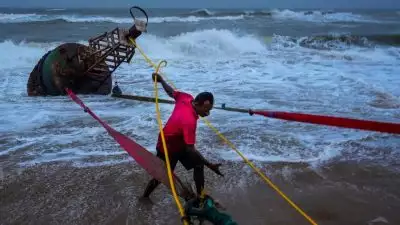 ഫെയ്ന്‍ജല്‍ ചുഴലിക്കാറ്റ് ഇന്ന് കരതൊടും; ചെന്നൈയിലെ സ്‌കൂളുകള്‍ക്കും ഐടി കമ്പനികള്‍ക്കും അവധി; രാഷ്ട്രപതി ദ്രൗപതി മുര്‍മുവിന്റെ സന്ദര്‍ശനം റദ്ദാക്കി