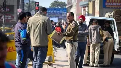 ഡൽഹിയിലെ സ്‌കൂളുകൾക്ക് വീണ്ടും ബോംബ് ഭീഷണി; കുട്ടികളെ തിരികെ വീട്ടിലേക്ക് അയച്ചു