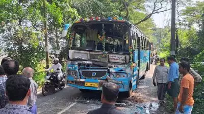 കോഴിക്കോട് ബസ് ട്രക്കിൽ ഇടിച്ചു; 14 പേർക്ക് പരിക്കേറ്റു