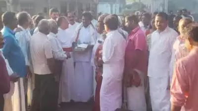 മെമുവിനെ സ്വീകരിക്കാൻ എംപിയും സംഘവും സ്റ്റേഷനിൽ; സ്റ്റോപ്പ്‌ അനുവദിച്ച ചെറിയനാട് നിർത്താതെ ട്രെയിൻ, പ്രതികരണവുമായി റെയിൽവേ