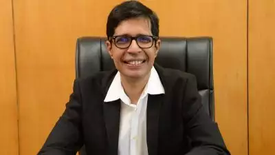 'ഗോമൂത്രം കുടിച്ചോളൂ, പനി പമ്പകടക്കും, അച്‌ഛന് പനി മാറിയത് അങ്ങനെ'; വിവാദ പരാമർശവുമായി ഐഐടി ഡയറക്‌ടർ വി.കാമകോടി