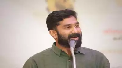 'പി ആർ ബലത്തിനും പണക്കൊഴുപ്പിനും മുൻപിൽ നിയമവ്യവസ്ഥ മുട്ടിലിഴയരുത്'; ഹണി റോസിന് പിന്തുണയുമായി വി ടി ബൽറാം