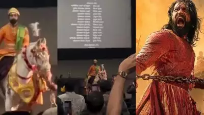 ചിപ്‌സ് പോലും കൊണ്ടുപോവാന്‍ പറ്റാത്തിടത്ത് എങ്ങനെ കുതിര എത്തി? തിയേറ്ററില്‍ കുതിരപ്പുറത്തേറി 'ഛാവ' കാണാന്‍ ആരാധകന്റെ വരവ്, വീഡിയോ