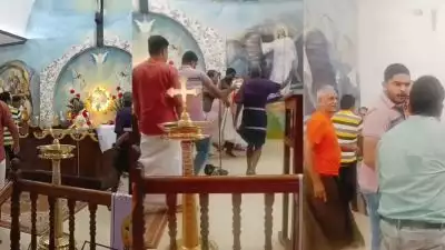 കുർബാനക്കിടെ അൾത്താരയിൽ നിന്ന് വൈദികനെ അടിച്ചിറക്കി വിമതവിഭാ​ഗം; സംഘർഷം