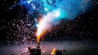 കണ്ണൂർ അഴീക്കോട് വെടിക്കെട്ടിനിടെ അപകടം; കുട്ടിയുൾപ്പെടെ അഞ്ച് പേർക്ക് പരിക്ക്