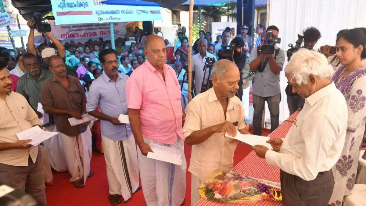 ഹൈക്കോടതിയുടെ താക്കീത്, മുനമ്പം ജുഡീഷ്യല് കമ്മീഷന് പ്രവര്ത്തനം താല്കാലികമായി നിര്ത്തി; വഖ്ഫ് ഭൂമി വിഷയത്തില് വീണ്ടും പ്രതിസന്ധി